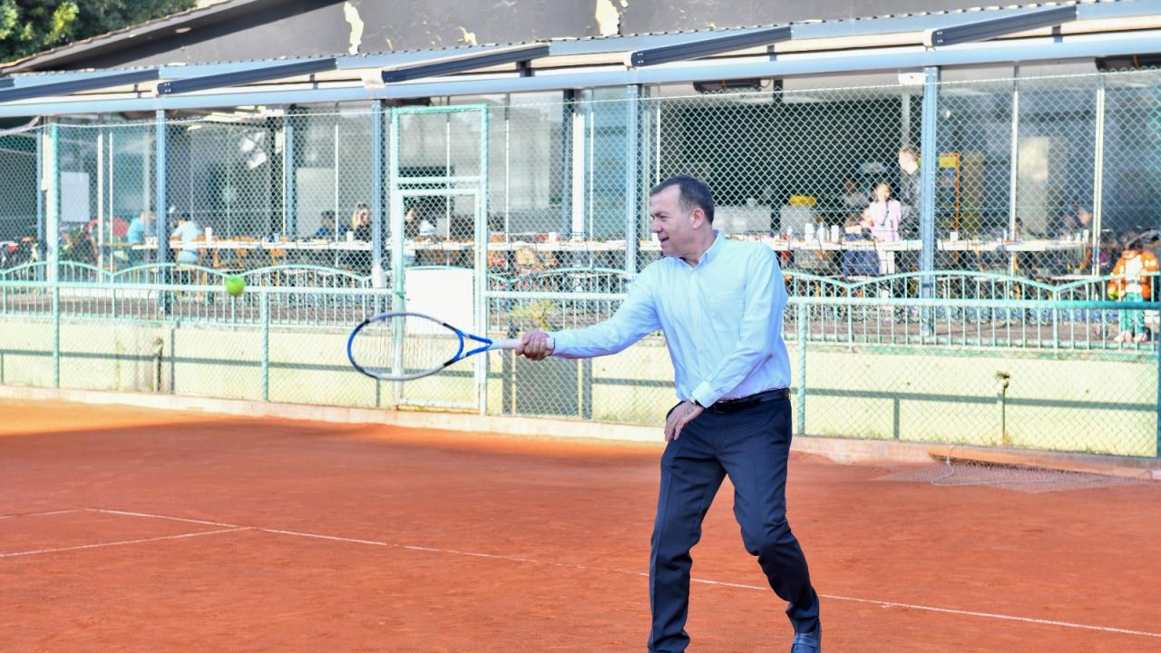 Çay saatinde tenis öğrenen 140 kadın sertifikasını aldı