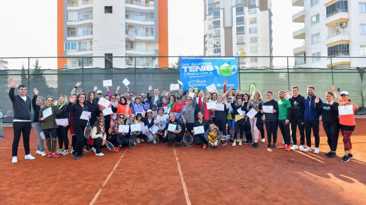 Çay saatinde tenis öğrenen 140 kadın sertifikasını aldı