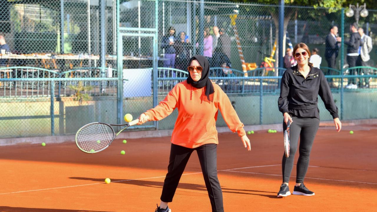 Çay saatinde tenis öğrenen 140 kadın sertifikasını aldı