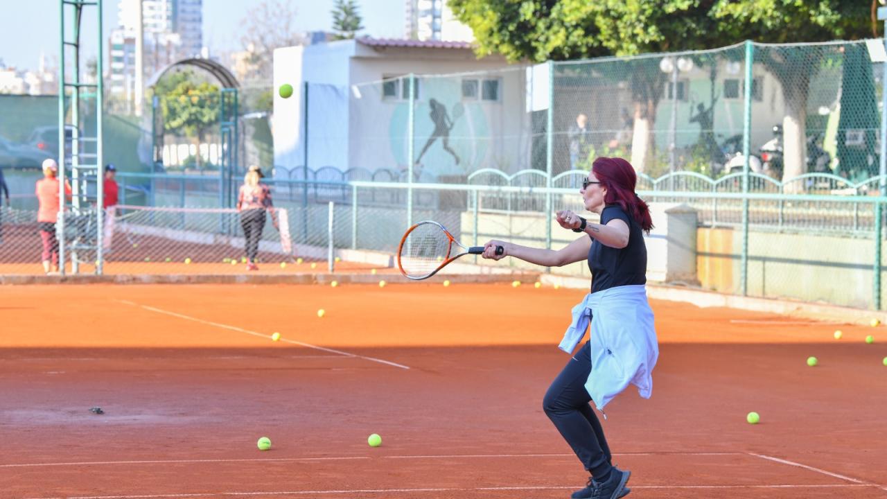 Çay saatinde tenis öğrenen 140 kadın sertifikasını aldı