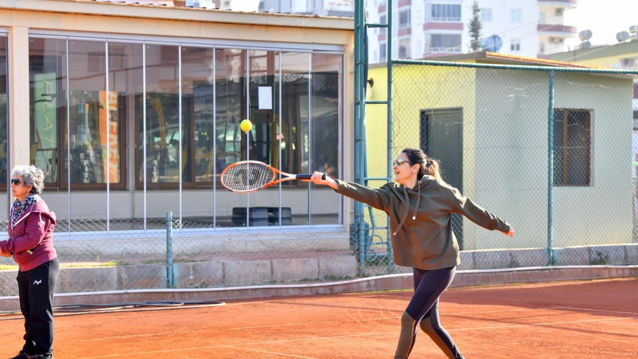 Çay saatinde tenis öğrenen 140 kadın sertifikasını aldı