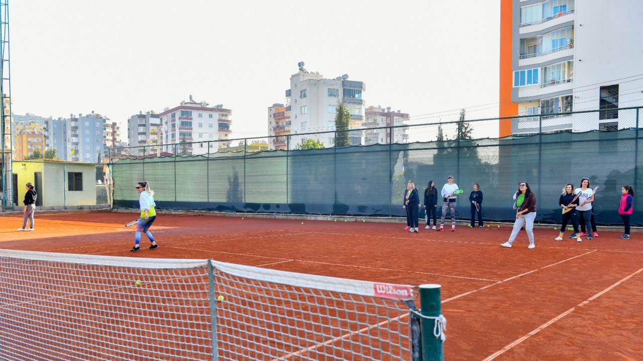 Çay saatinde tenis öğrenen 140 kadın sertifikasını aldı