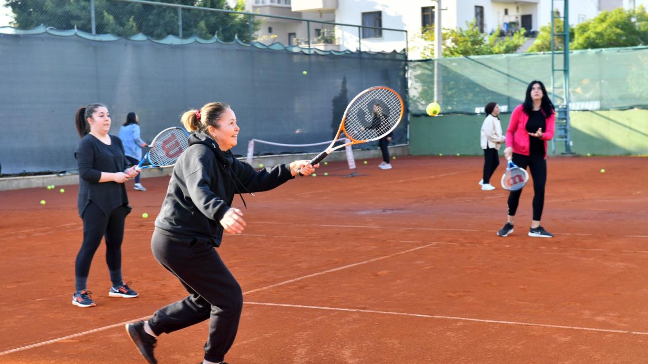 Çay saatinde tenis öğrenen 140 kadın sertifikasını aldı