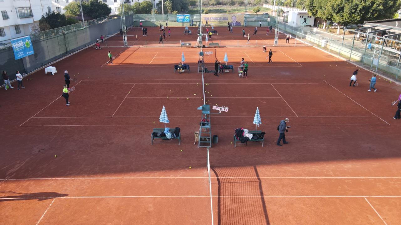 Çay saatinde tenis öğrenen 140 kadın sertifikasını aldı