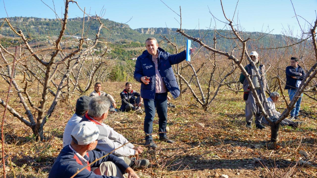 Yenişehir Belediyesi çiftçiye tarlada eğitim veriyor