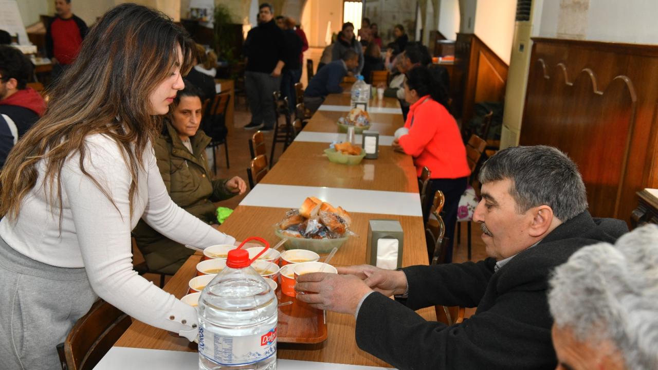 Cemevinde pişen yemekler kilisede kalan depremzedelere aş oluyor