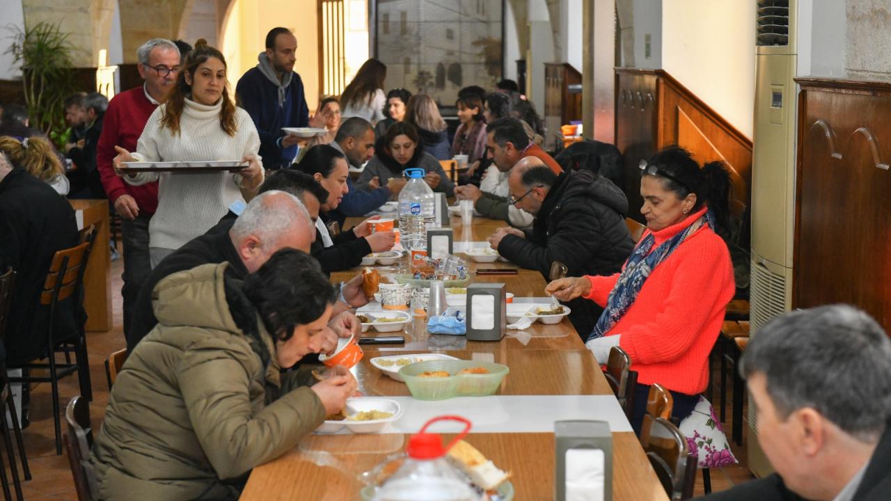 Cemevinde pişen yemekler kilisede kalan depremzedelere aş oluyor