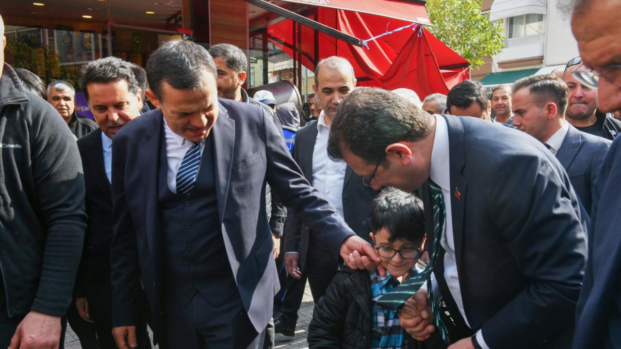 Ekrem İmamoğlu, Yenişehir’de Alanya Sokağı esnafını ziyaret etti