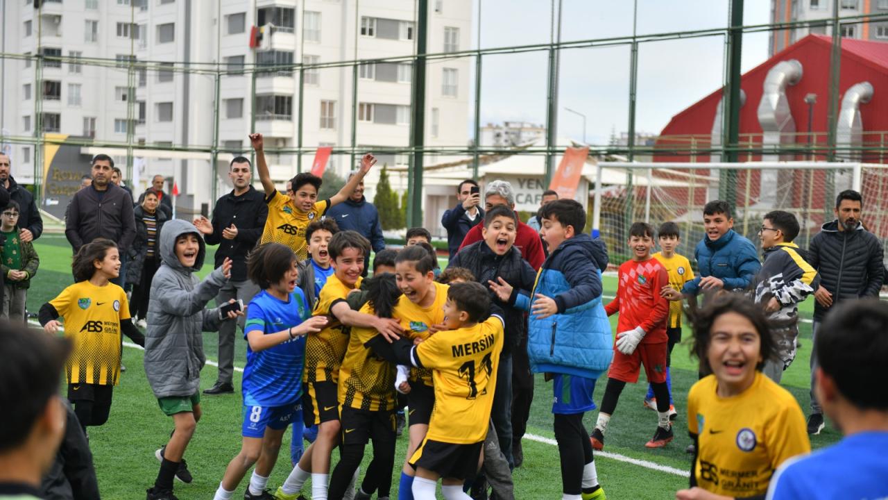 Yenişehir Belediyesi çocukları yeşil sahalarda buluşturdu