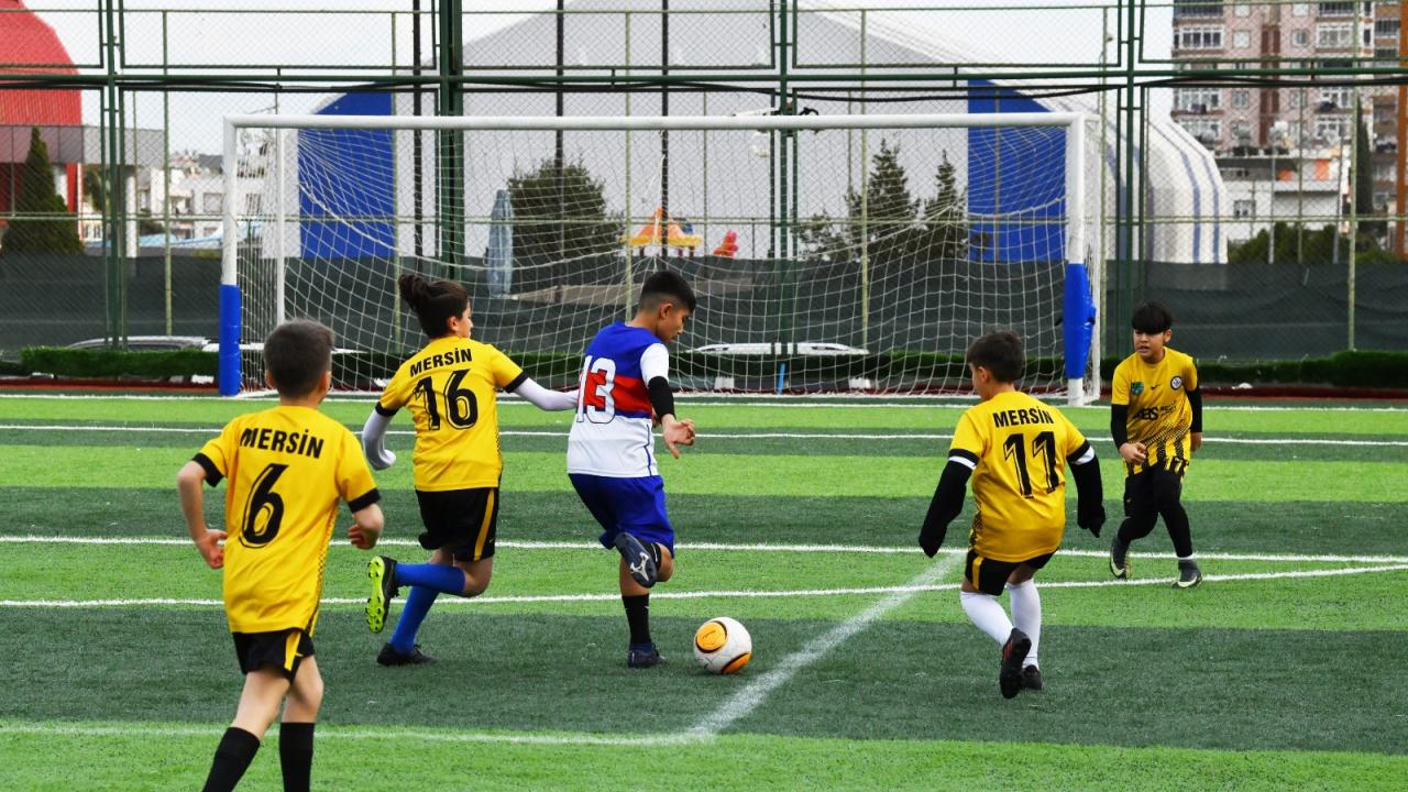 Yenişehir Belediyesi çocukları yeşil sahalarda buluşturdu