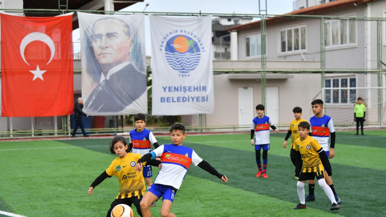 Yenişehir Belediyesi çocukları yeşil sahalarda buluşturdu