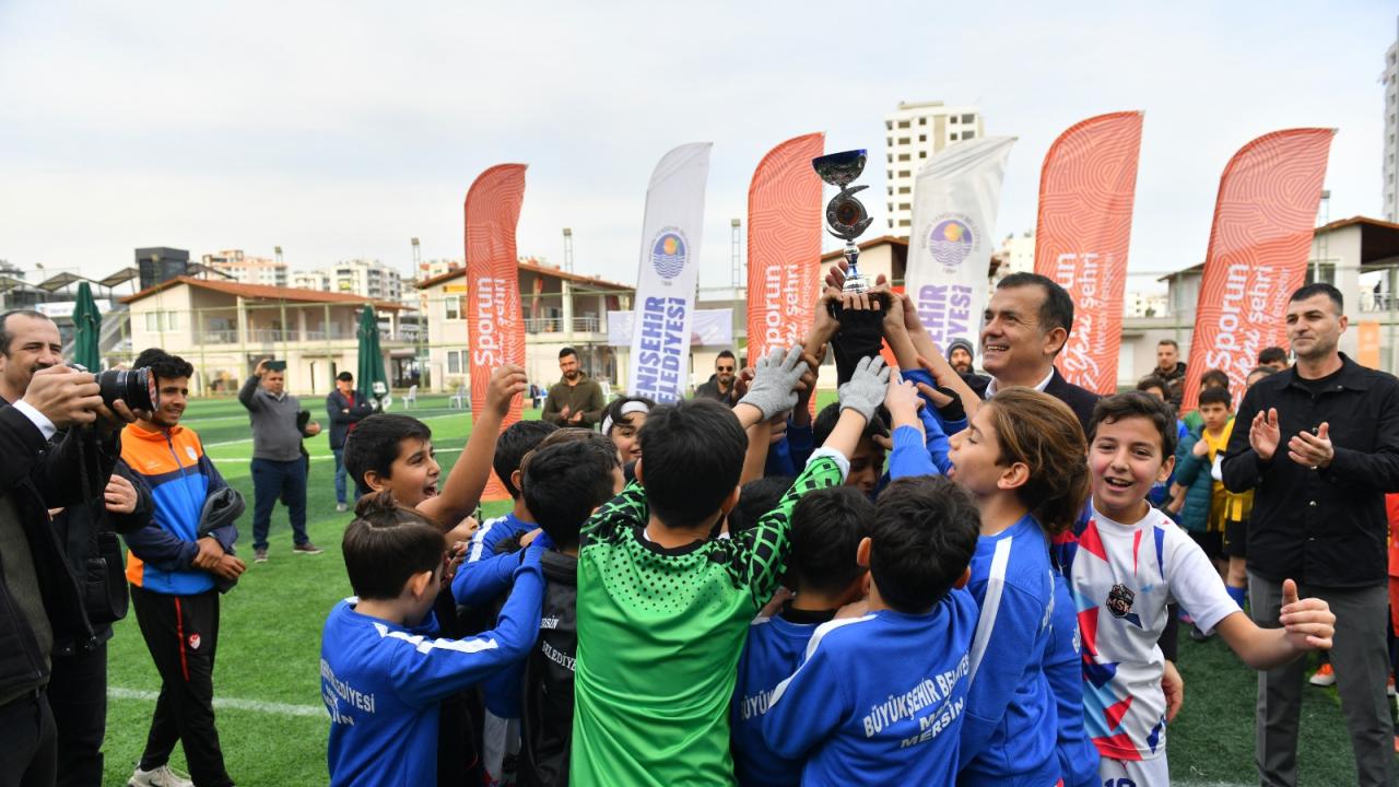 Yenişehir Belediyesi çocukları yeşil sahalarda buluşturdu