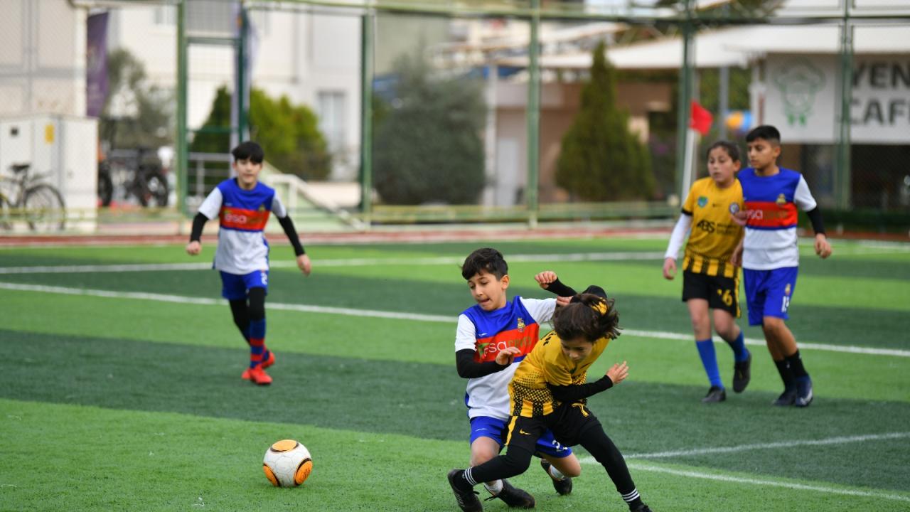 Yenişehir Belediyesi çocukları yeşil sahalarda buluşturdu