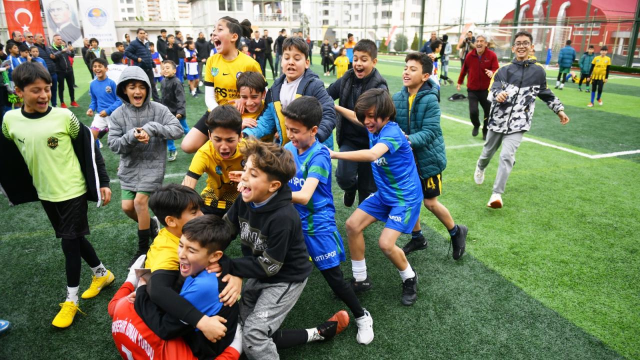 Yenişehir Belediyesi çocukları yeşil sahalarda buluşturdu