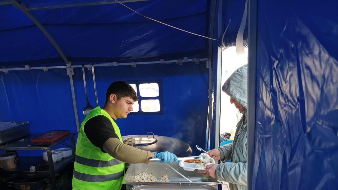 Yenişehir Belediyesi Adıyaman’da her gün 4 bin kişiye yemek ikram ediyor