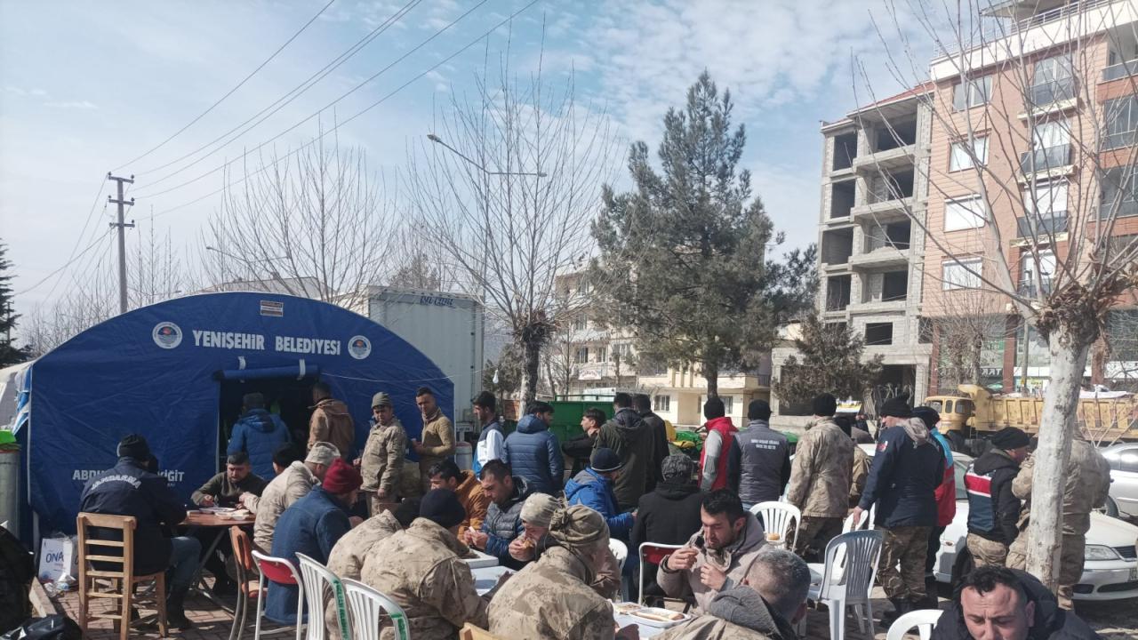 Yenişehir Belediyesi Adıyaman’da her gün 4 bin kişiye yemek ikram ediyor