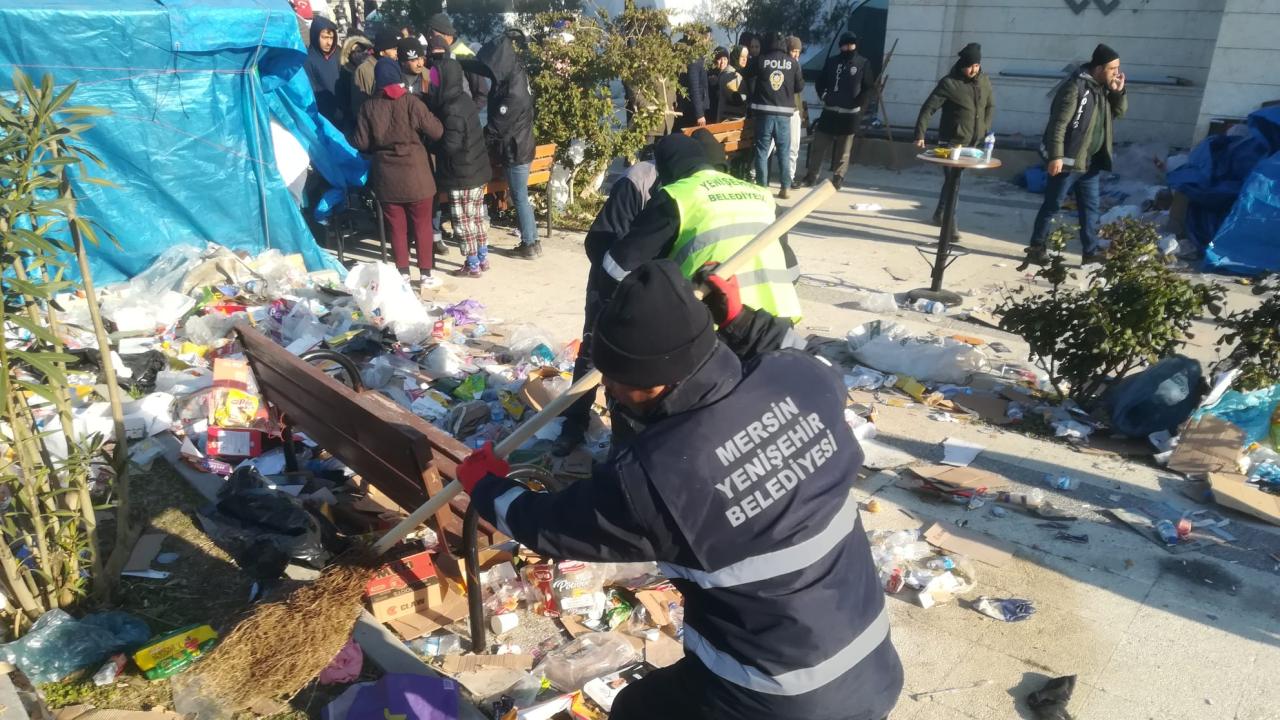 Yenişehir Belediyesi Hatay’da çevre temizliği çalışmalarına destek veriyor