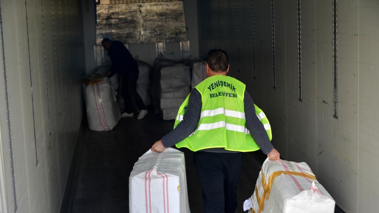 Yenişehir Belediyesinin yardım tırları bölgeye gönderildi