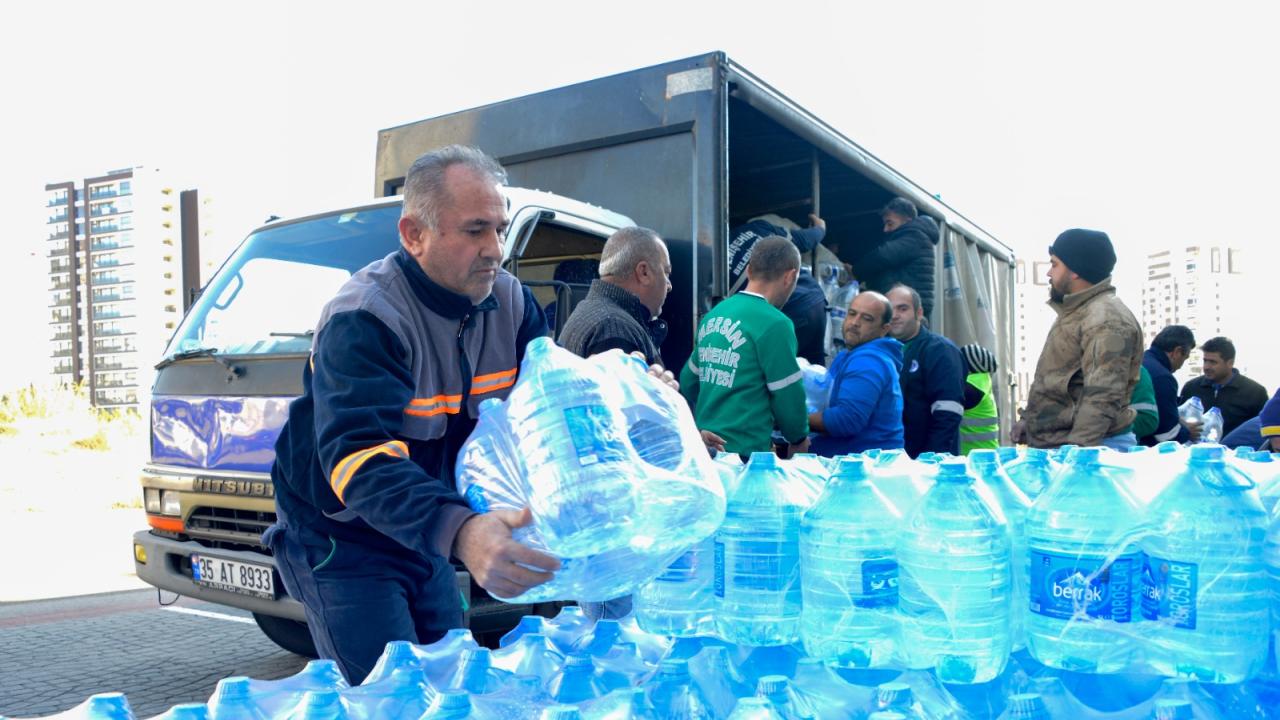 Yenişehir Belediyesinin yardım tırları bölgeye gönderildi