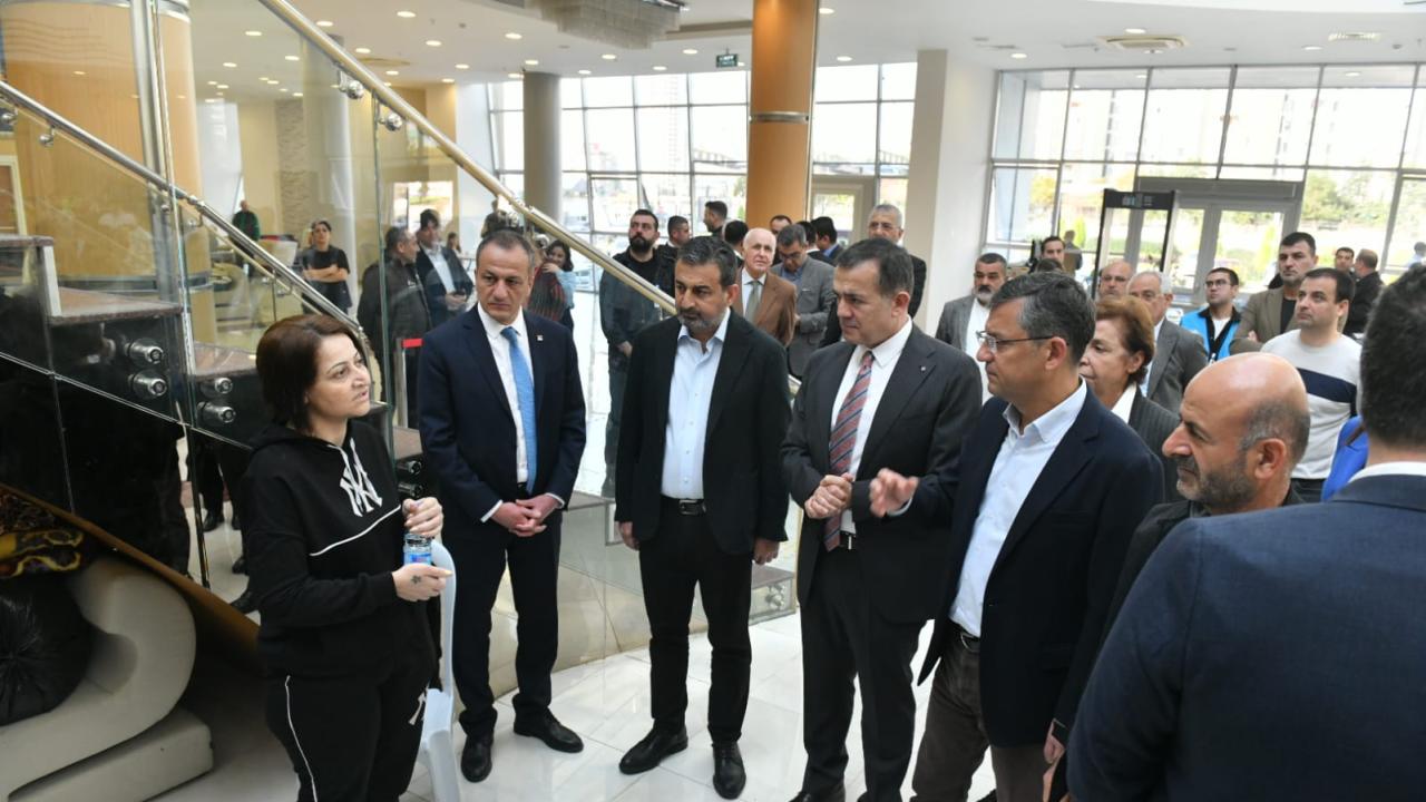 CHP'li Özgür Özel, Yenişehir Belediyesi Giysi Evi'nde depremzedeleri ziyaret etti