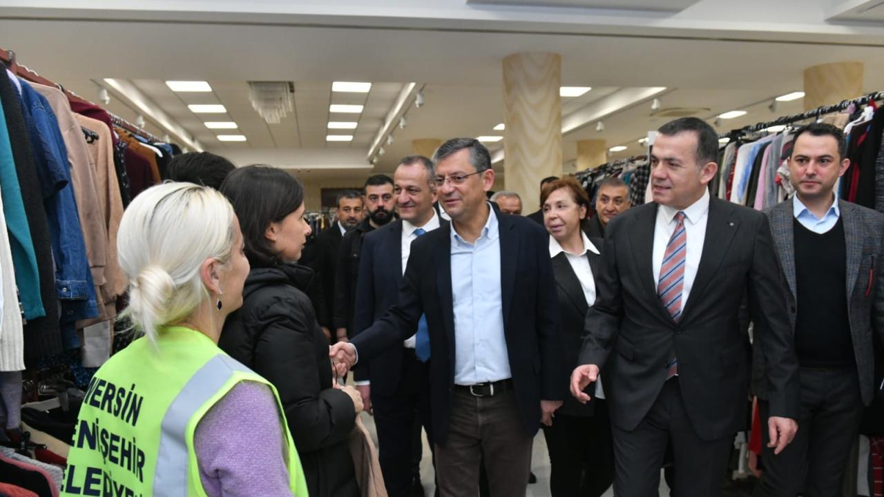CHP'li Özgür Özel, Yenişehir Belediyesi Giysi Evi'nde depremzedeleri ziyaret etti