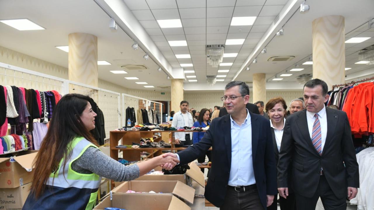 CHP'li Özgür Özel, Yenişehir Belediyesi Giysi Evi'nde depremzedeleri ziyaret etti