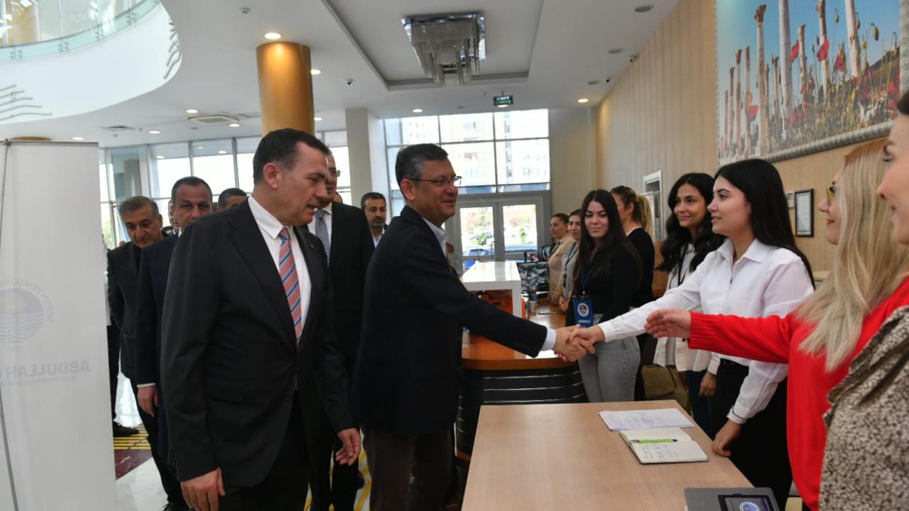 CHP'li Özgür Özel, Yenişehir Belediyesi Giysi Evi'nde depremzedeleri ziyaret etti