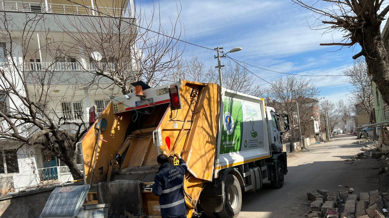 Yenişehir Belediyesi temizlik işleri ekipleri şimdi de Adıyaman’da 