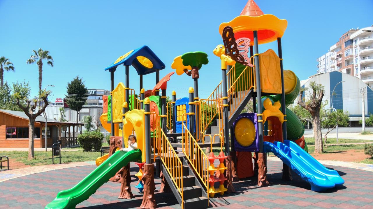 Yenişehir Belediyesi yakılan çocuk oyun grubunu yeniledi
