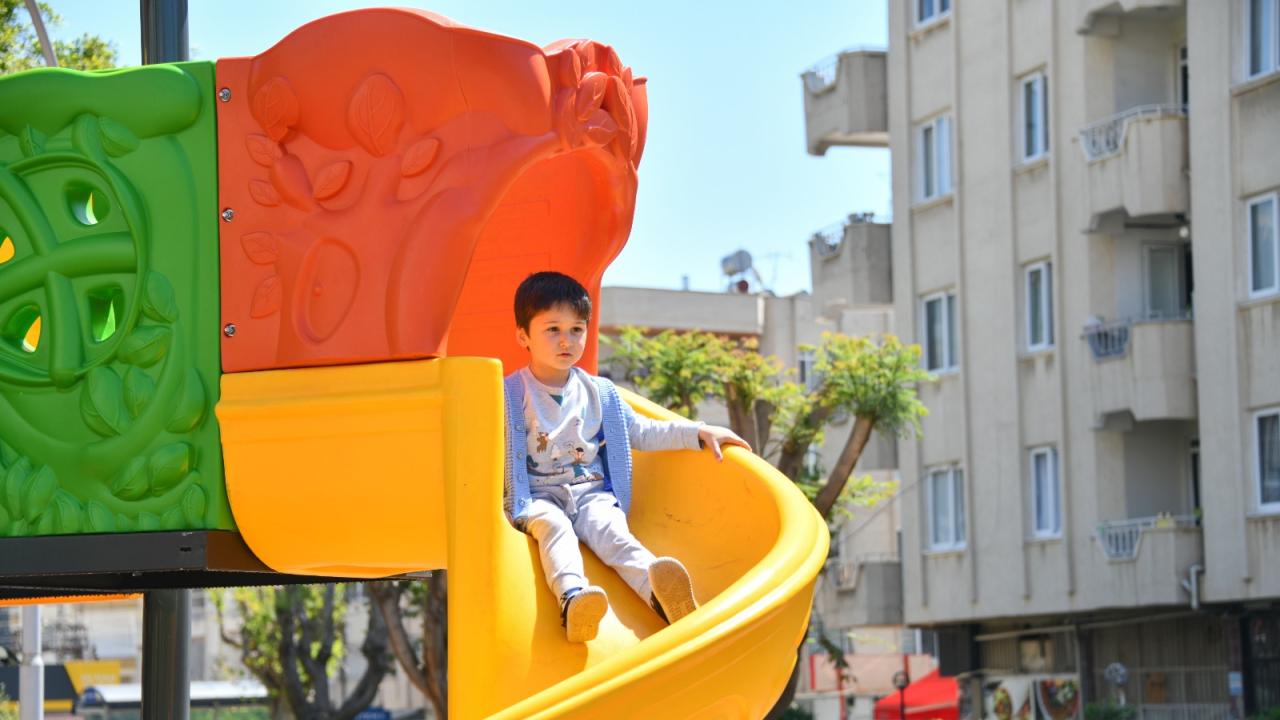 Yenişehir Belediyesi yakılan çocuk oyun grubunu yeniledi