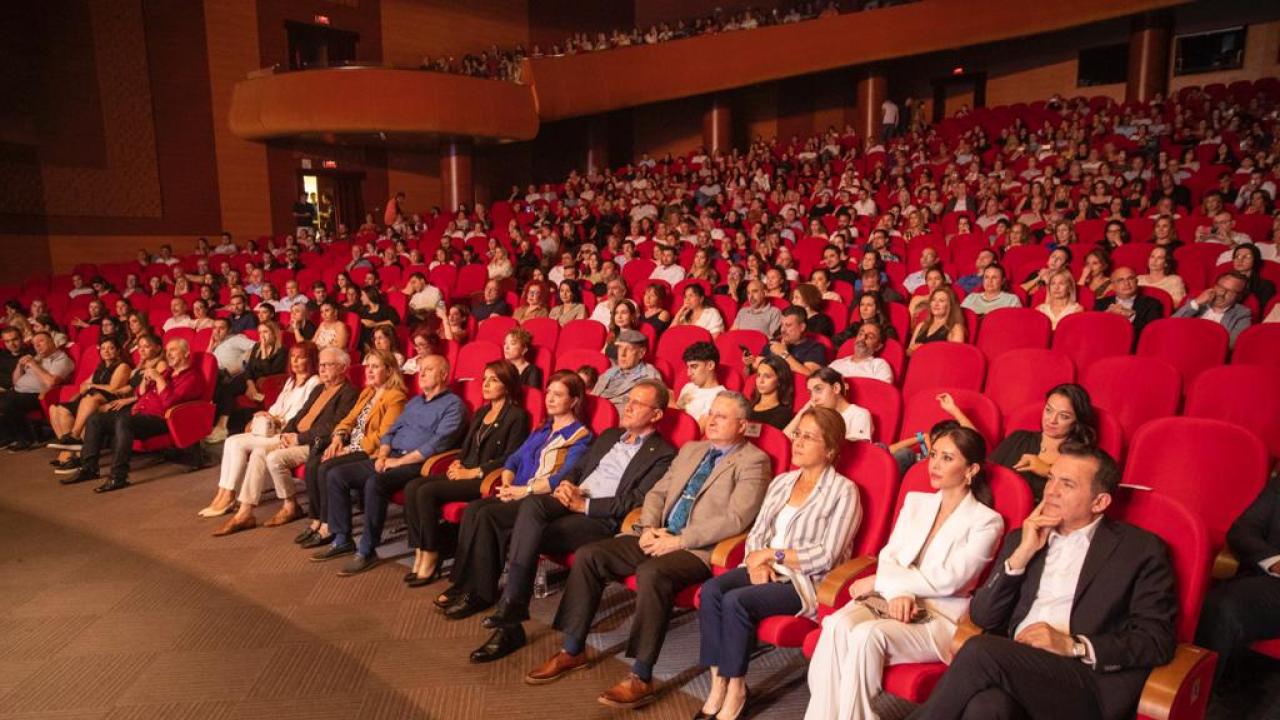 Başkan Özyiğit, depremzede öğrenciler için “Islak Islak” şarkısını seslendirdi