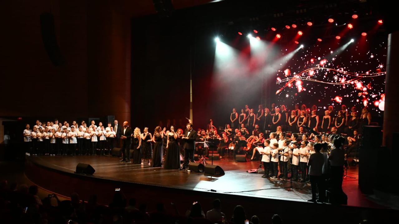 Başkan Özyiğit, depremzede öğrenciler için “Islak Islak” şarkısını seslendirdi