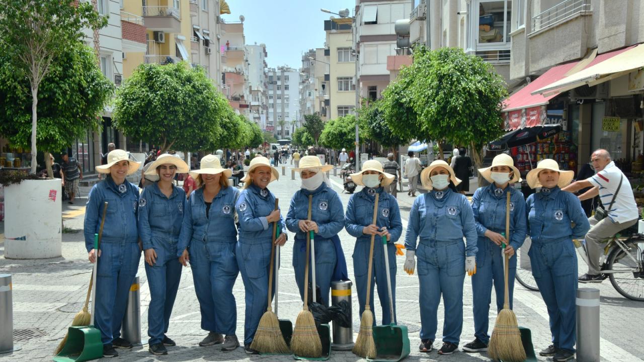 Kadın süpürgeciler Yenişehir’e toz kondurmayacak