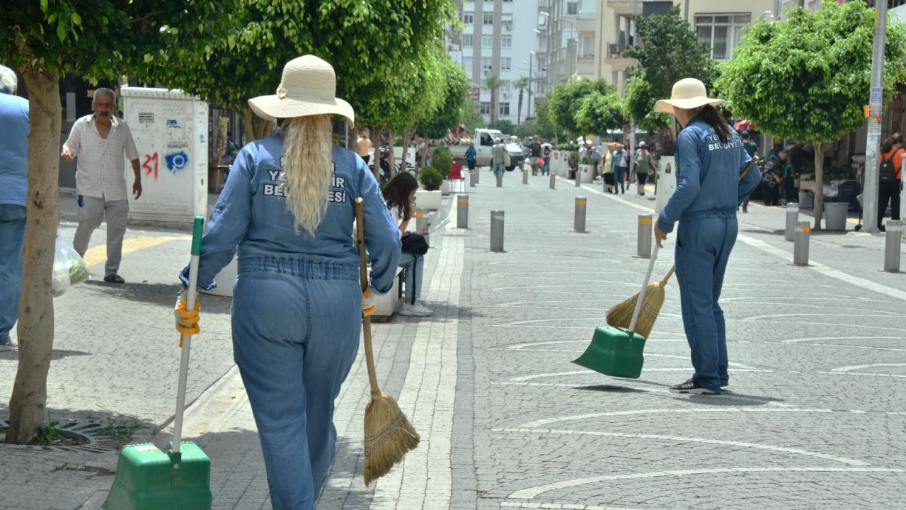 Kadın süpürgeciler Yenişehir’e toz kondurmayacak