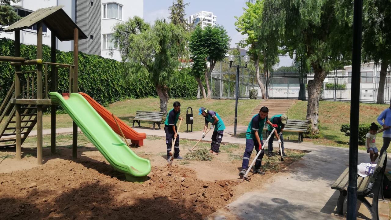 Yenişehir Belediyesi park ve yeşil alanlarda çalışmalarını sürdürüyor