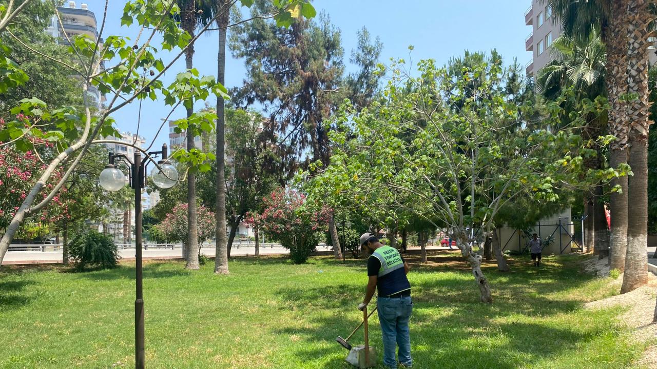 Yenişehir Belediyesi park ve yeşil alanlarda çalışmalarını sürdürüyor