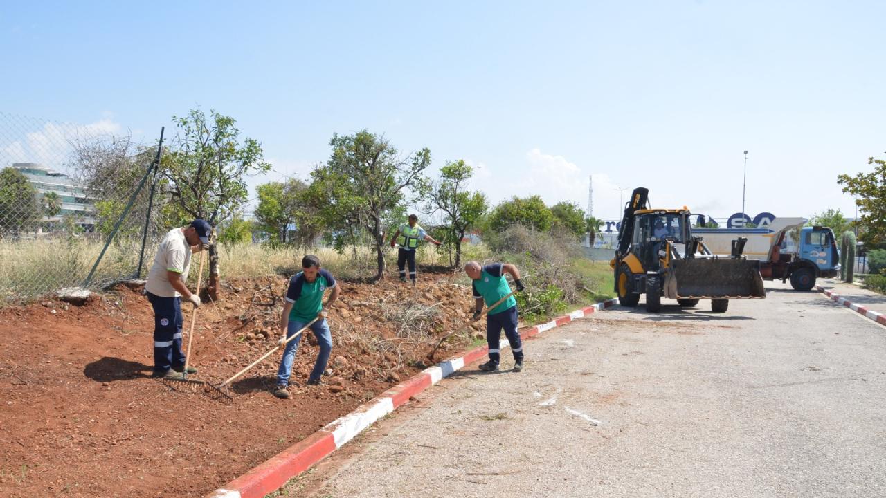 Yenişehir Belediyesi park ve yeşil alanlarda çalışmalarını sürdürüyor