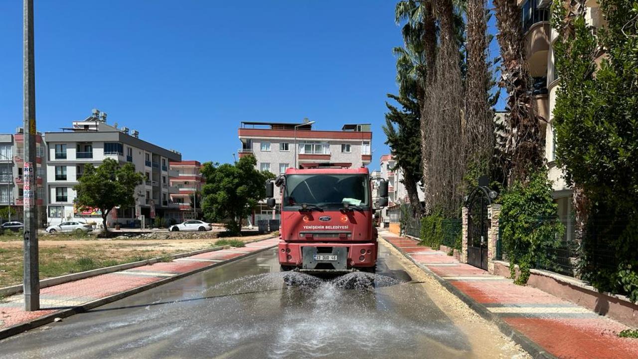 Yenişehir Belediyesi kent genelinde temizlik çalışmalarını sürdürüyor