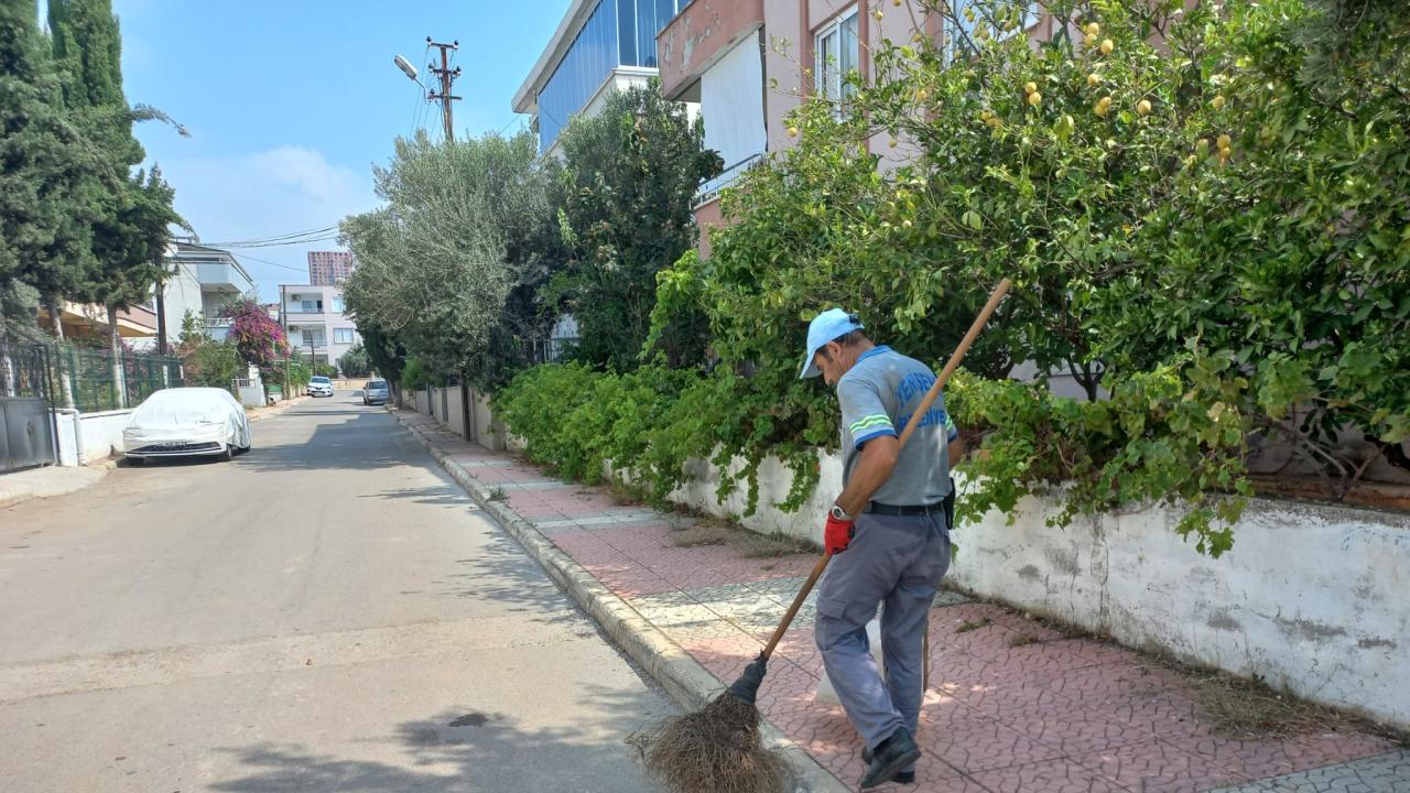 Yenişehir Belediyesi kent genelinde temizlik çalışmalarını sürdürüyor