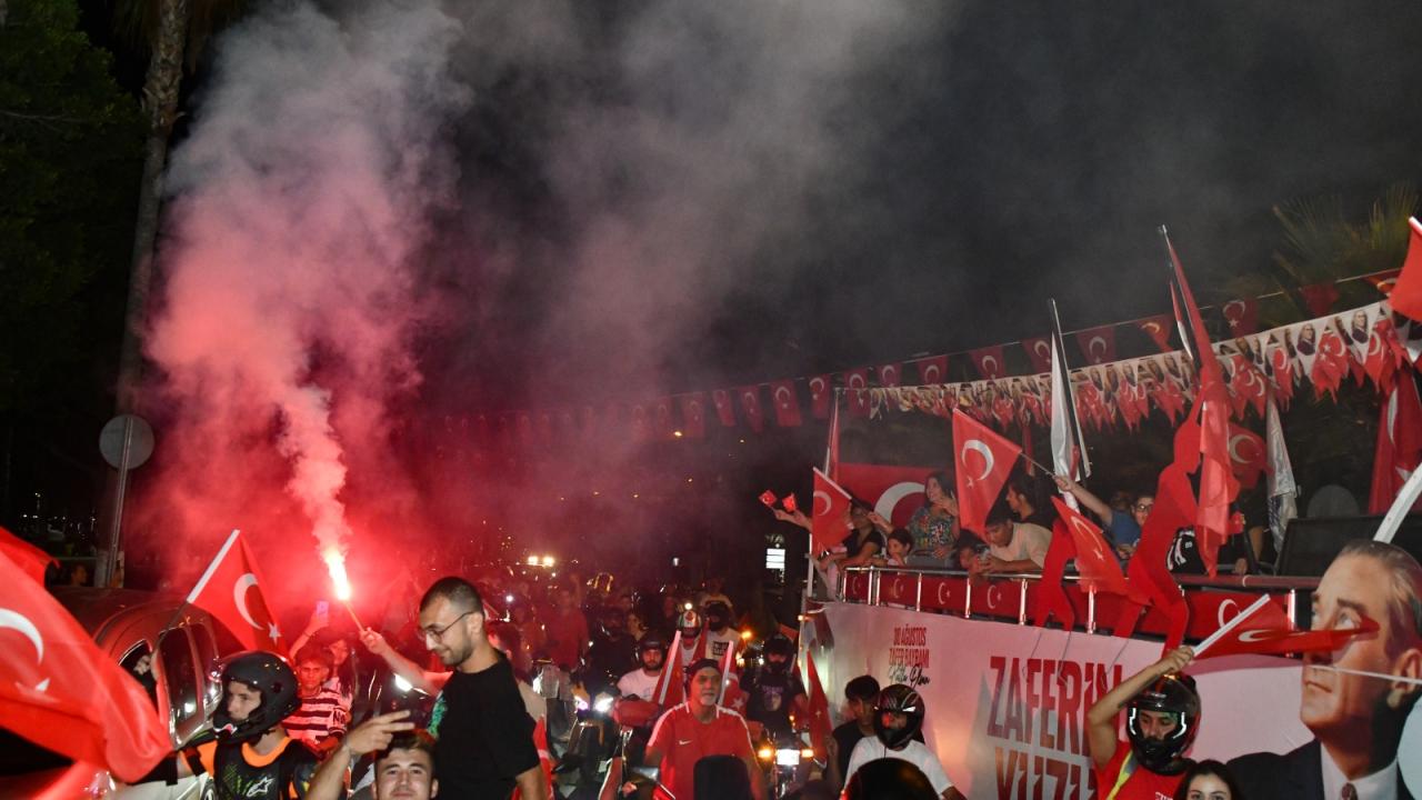 Yenişehir Belediyesi zaferin coşkusunu sokaklara taşıdı