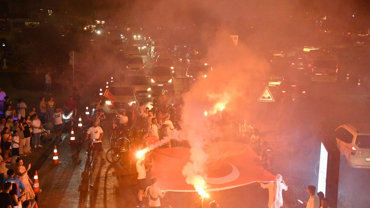 Yenişehir Belediyesi zaferin coşkusunu sokaklara taşıdı