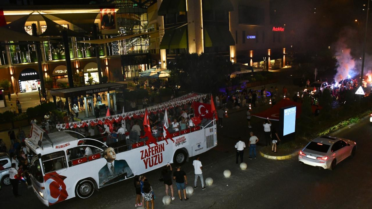 Yenişehir Belediyesi zaferin coşkusunu sokaklara taşıdı