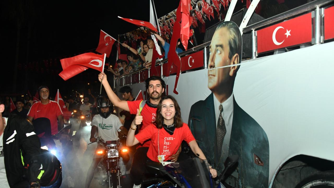 Yenişehir Belediyesi zaferin coşkusunu sokaklara taşıdı