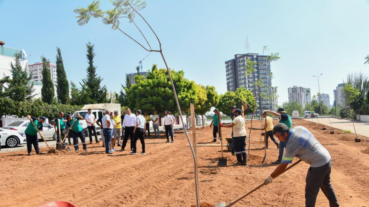 Başkan Özyiğit, “Bir metre asfalt yapıyorsak onun yerine de beş ağaç dikmeliyiz”