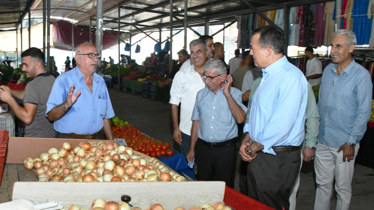 Başkan Abdullah Özyiğit, pazarcı esnafı ve vatandaşlarla buluştu