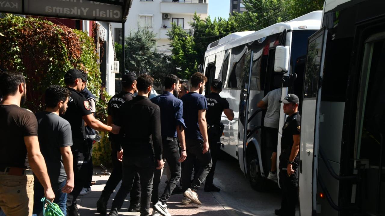 Mersin Yenişehir Belediyesi Zabıta Müdürlüğü ekipleri Eğriçam Mahallesi’nde denetim yaptıkları bir iş yerinde 28 kaçak göçmenin olduğunu tespit etti.  Yenişehir Belediyesi Zabıta Müdürlüğü ardından durumu hemen 112 Acil Hattı'na bildirdi. Olay yerine gelen Mersin İl Emniyet Müdürlüğüne bağlı polis ekipleri, oto yıkama hizmeti veren iş yerinde saklanan kaçak göçmenleri gözaltına aldı. Yenişehir Belediyesi yasal işlem başlattığı iş yerini mühürledi.   