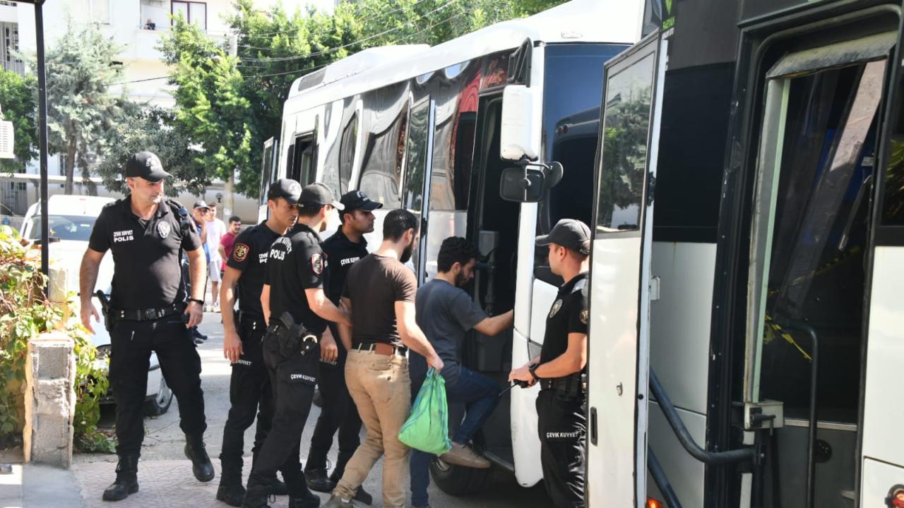 Mersin Yenişehir Belediyesi Zabıta Müdürlüğü ekipleri Eğriçam Mahallesi’nde denetim yaptıkları bir iş yerinde 28 kaçak göçmenin olduğunu tespit etti.  Yenişehir Belediyesi Zabıta Müdürlüğü ardından durumu hemen 112 Acil Hattı'na bildirdi. Olay yerine gelen Mersin İl Emniyet Müdürlüğüne bağlı polis ekipleri, oto yıkama hizmeti veren iş yerinde saklanan kaçak göçmenleri gözaltına aldı. Yenişehir Belediyesi yasal işlem başlattığı iş yerini mühürledi.   