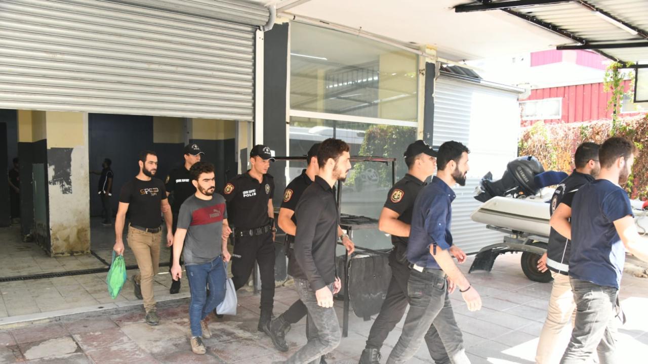 Mersin Yenişehir Belediyesi Zabıta Müdürlüğü ekipleri Eğriçam Mahallesi’nde denetim yaptıkları bir iş yerinde 28 kaçak göçmenin olduğunu tespit etti.  Yenişehir Belediyesi Zabıta Müdürlüğü ardından durumu hemen 112 Acil Hattı'na bildirdi. Olay yerine gelen Mersin İl Emniyet Müdürlüğüne bağlı polis ekipleri, oto yıkama hizmeti veren iş yerinde saklanan kaçak göçmenleri gözaltına aldı. Yenişehir Belediyesi yasal işlem başlattığı iş yerini mühürledi.   