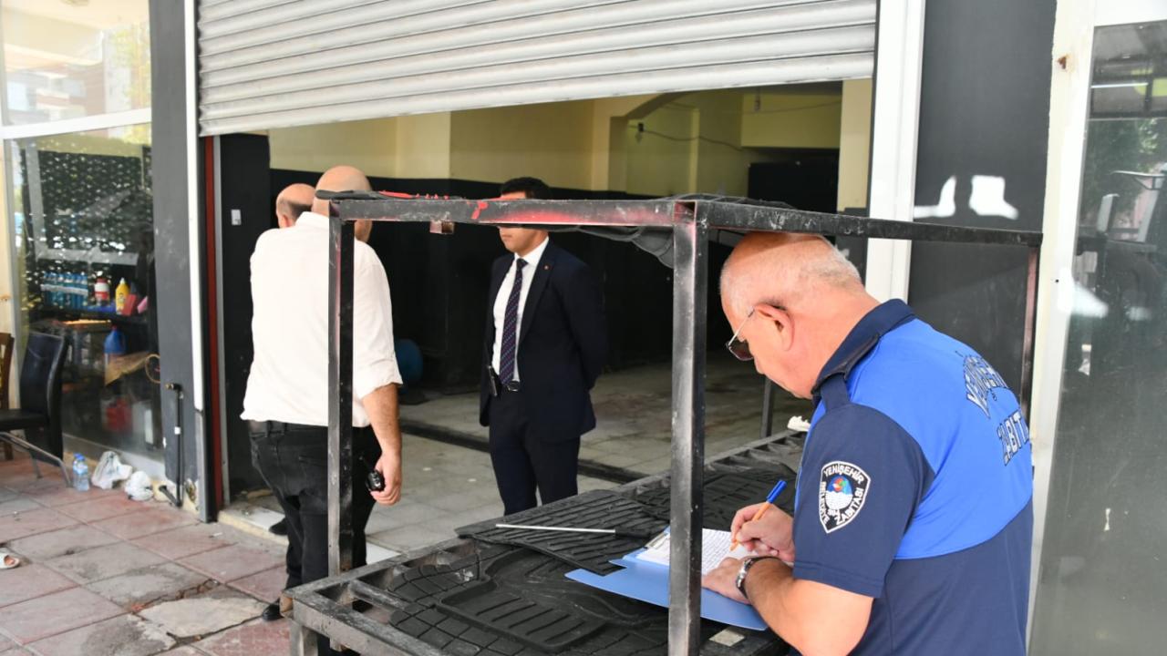 Mersin Yenişehir Belediyesi Zabıta Müdürlüğü ekipleri Eğriçam Mahallesi’nde denetim yaptıkları bir iş yerinde 28 kaçak göçmenin olduğunu tespit etti.  Yenişehir Belediyesi Zabıta Müdürlüğü ardından durumu hemen 112 Acil Hattı'na bildirdi. Olay yerine gelen Mersin İl Emniyet Müdürlüğüne bağlı polis ekipleri, oto yıkama hizmeti veren iş yerinde saklanan kaçak göçmenleri gözaltına aldı. Yenişehir Belediyesi yasal işlem başlattığı iş yerini mühürledi.   