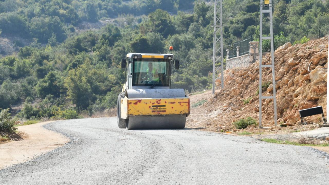 Yenişehir Belediyesiyle kırsal mahallelerin de yol sorununu çözüyor